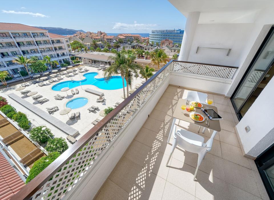 Deluxe One-Bedroom Apartment with Pool View Parque la Paz Hotel Playa de las Américas Deluxe One-Bedroom Apartment with Pool View Parque la Paz Hotel Playa de las Américas