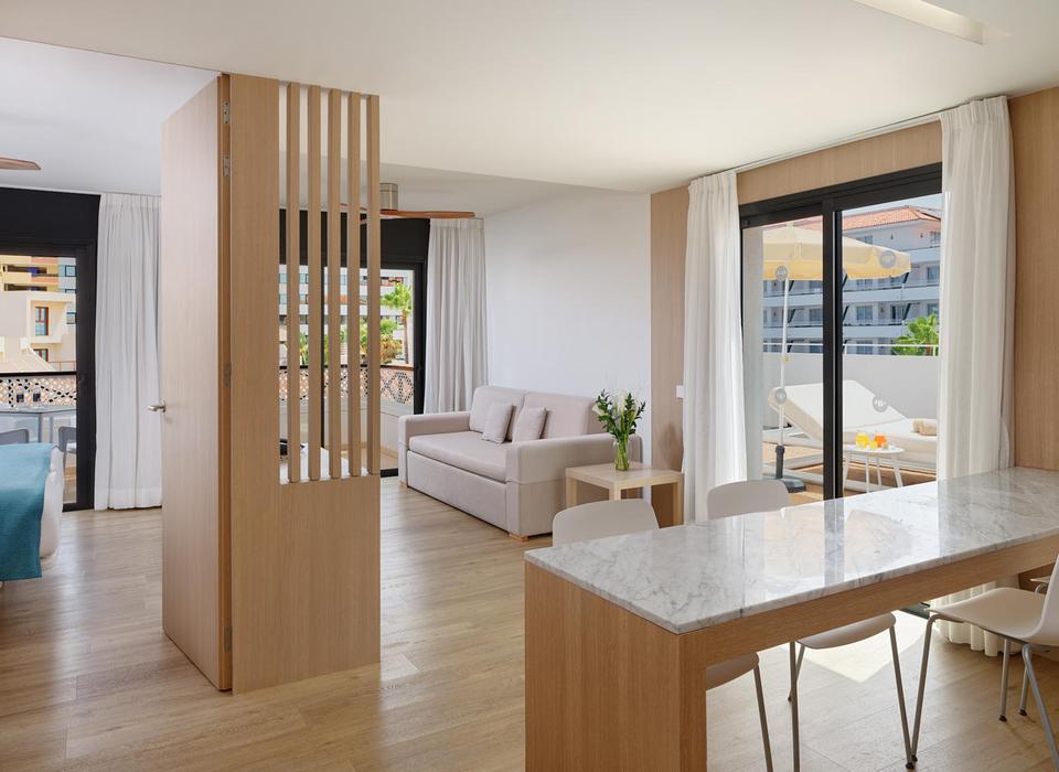 Apartamento 1 dormitorio Deluxe con terraza y solárium privado Hotel Parque la Paz Playa de las Américas Apartamento 1 dormitorio Deluxe con terraza y solárium privado Hotel Parque la Paz Playa de las Américas