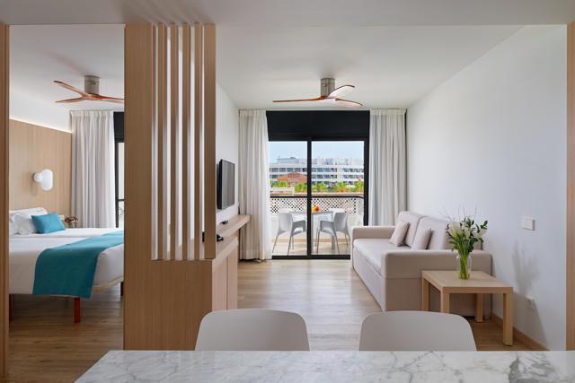 Deluxe One-Bedroom Apartment with Pool View Parque la Paz Hotel Playa de las Américas Deluxe One-Bedroom Apartment with Pool View Parque la Paz Hotel Playa de las Américas
