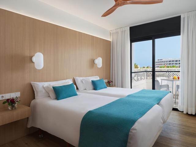 Deluxe One-Bedroom Apartment with Pool View Parque la Paz Hotel Playa de las Américas Deluxe One-Bedroom Apartment with Pool View Parque la Paz Hotel Playa de las Américas